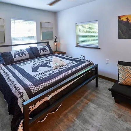 Steps From Downtown Pigeon Forge Parkway + Private Hottub And Firepit - Wifi - Firefly Bungalows Exterior photo