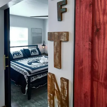 Steps From Downtown Pigeon Forge Parkway + Private Hottub And Firepit - Wifi - Firefly Bungalows Exterior photo