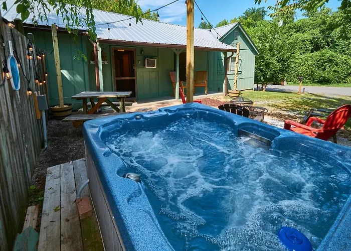 Steps From Downtown Pigeon Forge Parkway + Private Hottub And Firepit - Wifi - Firefly Bungalows