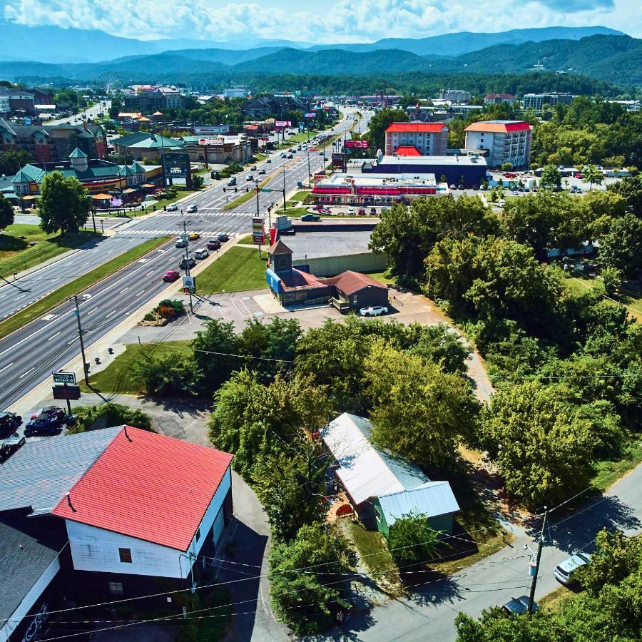 Apartment Steps From Downtown Parkway + Private Hottub And Firepit - Wifi - Firefly Pigeon Forge