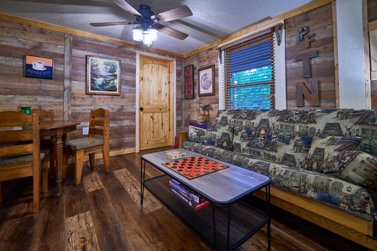 Steps From Downtown Parkway + Private Hottub And Firepit - Wifi - Firefly Apartment *